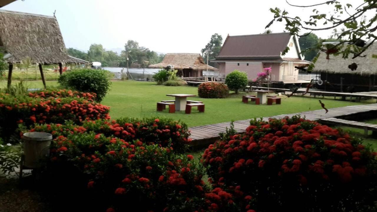 Bamboo House Resort Канчанабури Экстерьер фото